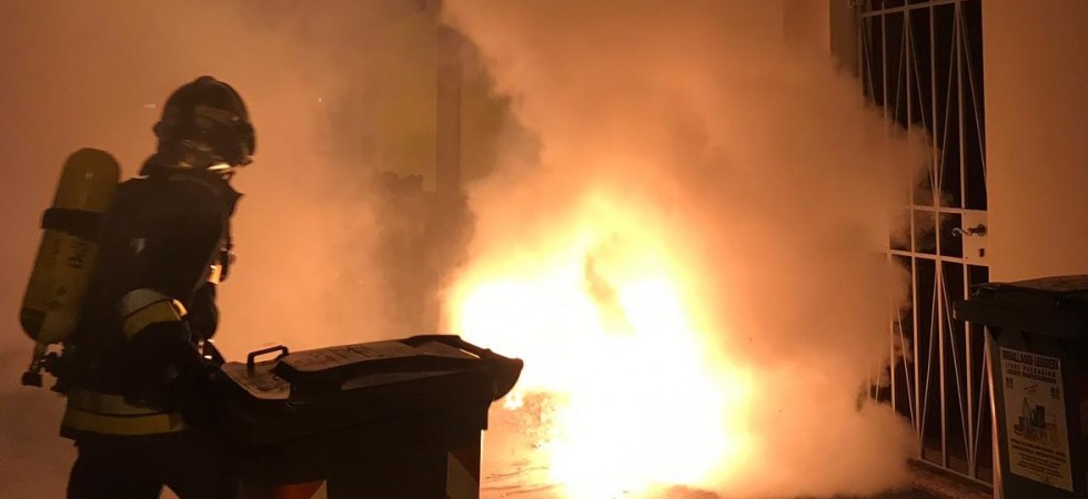Cassonetti dei rifiuti in fiamme a Riva del Garda, paura alla Spiaggia degli olivi